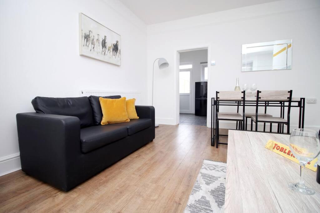 Holiday House For 7 Guests, Free Wi-Fi & Self Check-In Explore Newport Villa Exterior photo