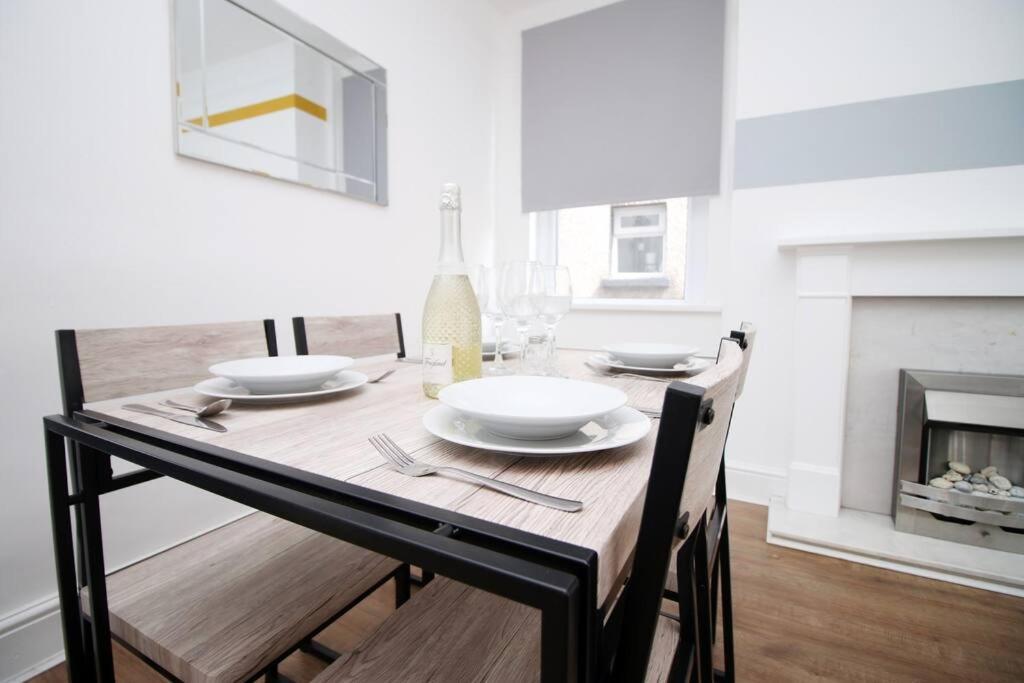 Holiday House For 7 Guests, Free Wi-Fi & Self Check-In Explore Newport Villa Exterior photo