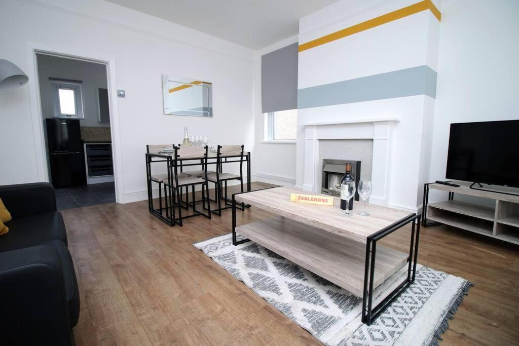 Holiday House For 7 Guests, Free Wi-Fi & Self Check-In Explore Newport Villa Exterior photo